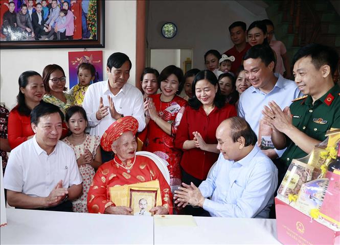 Chủ tịch nước thăm, tặng quà người cao tuổi tỉnh Hải Dương